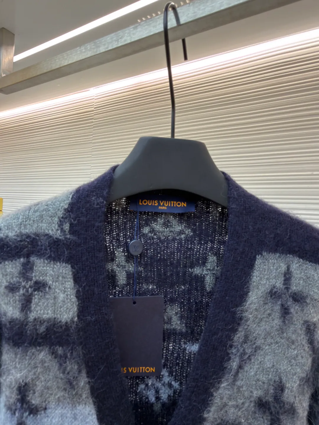 LOUIS VUITTON gradient mohair cardigan ●Original version: Purchased and developed by 16489 ●Item number: 1681020-C75 ●Fabric: mohair fabric ●Technology: knitting ●Version: loose fit ●Weight: about 575 grams ●Size: XS-S-M-L ●Description: Custom-woven mohair 67% + nylon 28% + sheep wool 5% yarn, purchased rich and finely ground mohair, imported Stoll weaving, full body alignment and stripe stitching, with black and white gray tones to highlight the full Monogram For the pattern, the mohair has been washed and naturally milled. After the shirt is woven, you need to manually remove the dotted lines that hang the hair, draw the knots and sew them. After sewing, wash and iron them to shape, then remove the clamps and catch the hair, wash it after catching it, and finally catch the hair again to achieve the same wool feel and effect as ZP. The process is very complicated. The overall wiring is straight and delicate, the fabric is comfortable and soft, and the color is consistent without color difference. It can be matched with the same style to create a fashionable look and control various occasions. Customized accessories, complete with three standards, same style for men and women!